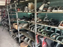 6#6473 Magazzino ricambi auto e trattori agricoli
