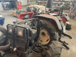 6#6473 Magazzino ricambi auto e trattori agricoli