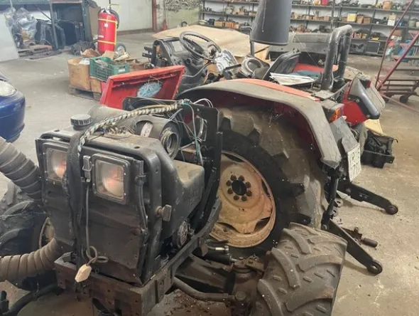 6#6473 Magazzino ricambi auto e trattori agricoli