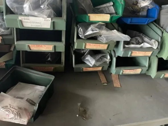 6#6473 Magazzino ricambi auto e trattori agricoli