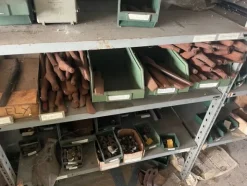 6#6473 Magazzino ricambi auto e trattori agricoli