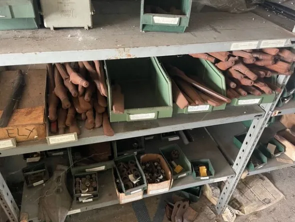 6#6473 Magazzino ricambi auto e trattori agricoli
