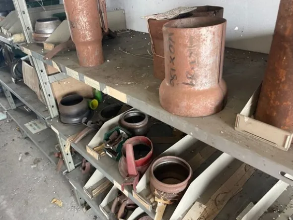 6#6473 Magazzino ricambi auto e trattori agricoli