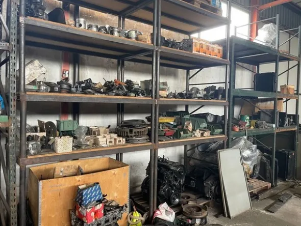 6#6473 Magazzino ricambi auto e trattori agricoli