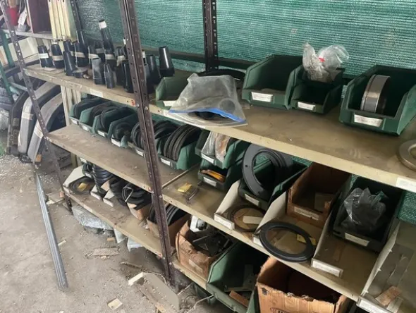6#6473 Magazzino ricambi auto e trattori agricoli