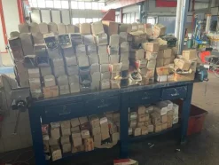 6#6473 Magazzino ricambi auto e trattori agricoli