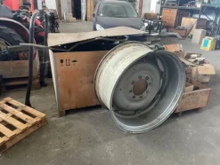 6#6473 Magazzino ricambi auto e trattori agricoli