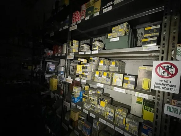 6#6473 Magazzino ricambi auto e trattori agricoli