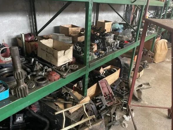 6#6473 Magazzino ricambi auto e trattori agricoli
