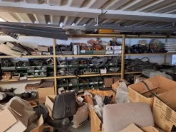 28#8760 Magazzino ricambi per autobus