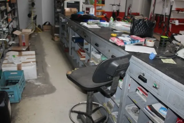 25#5890 Magazzino ricambi per trattori motoseghe e decespugliatori