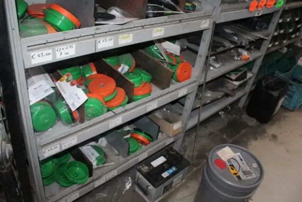 25#5890 Magazzino ricambi per trattori motoseghe e decespugliatori
