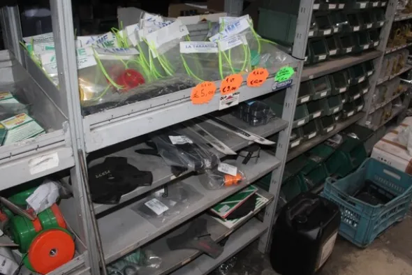 25#5890 Magazzino ricambi per trattori motoseghe e decespugliatori