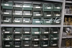 25#5890 Magazzino ricambi per trattori motoseghe e decespugliatori