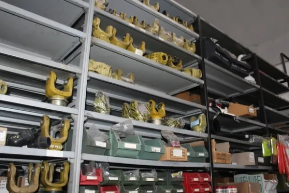 25#5890 Magazzino ricambi per trattori motoseghe e decespugliatori
