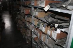 25#5890 Magazzino ricambi per trattori motoseghe e decespugliatori