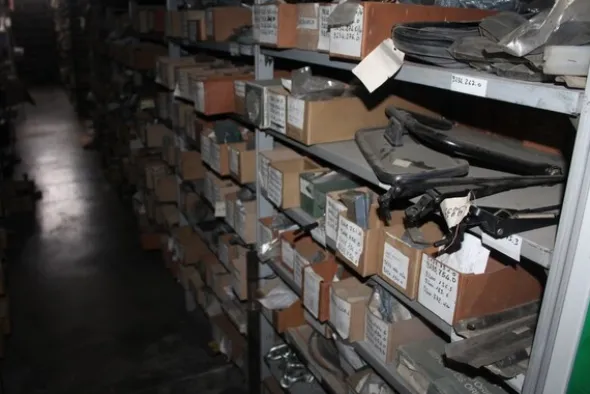 25#5890 Magazzino ricambi per trattori motoseghe e decespugliatori