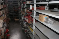 25#5890 Magazzino ricambi per trattori motoseghe e decespugliatori