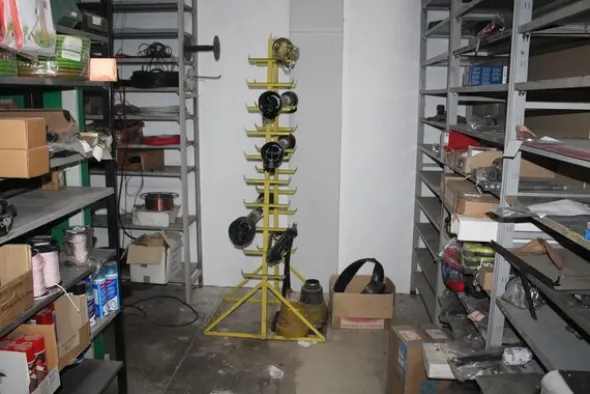25#5890 Magazzino ricambi per trattori motoseghe e decespugliatori