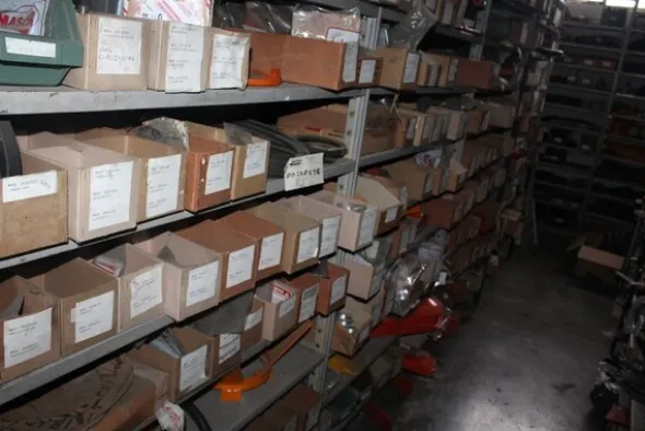 25#5890 Magazzino ricambi per trattori motoseghe e decespugliatori
