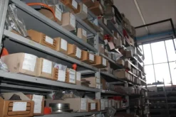 25#5890 Magazzino ricambi per trattori motoseghe e decespugliatori