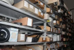25#5890 Magazzino ricambi per trattori motoseghe e decespugliatori