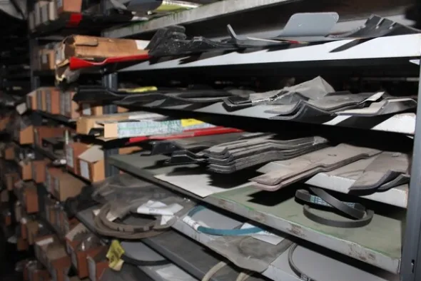25#5890 Magazzino ricambi per trattori motoseghe e decespugliatori