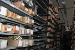 25#5890 Magazzino ricambi per trattori motoseghe e decespugliatori