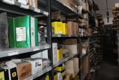 25#5890 Magazzino ricambi per trattori motoseghe e decespugliatori