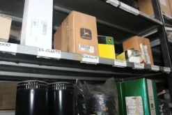 25#5890 Magazzino ricambi per trattori motoseghe e decespugliatori