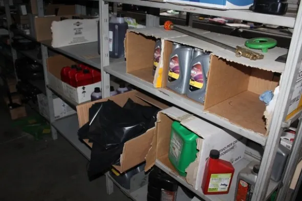 25#5890 Magazzino ricambi per trattori motoseghe e decespugliatori