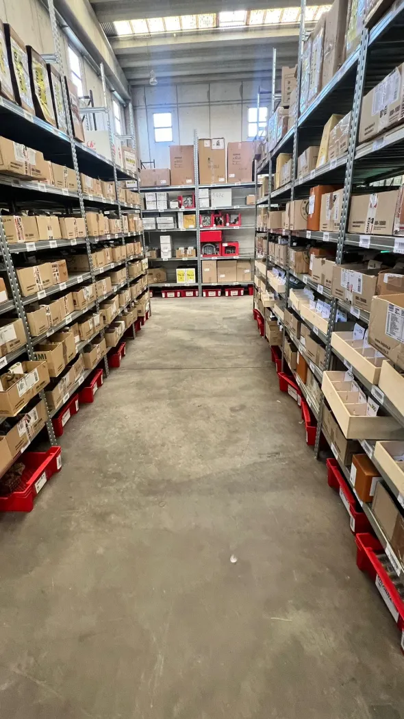 Magazzino / spazi logistici 2500 metri quadri Latina