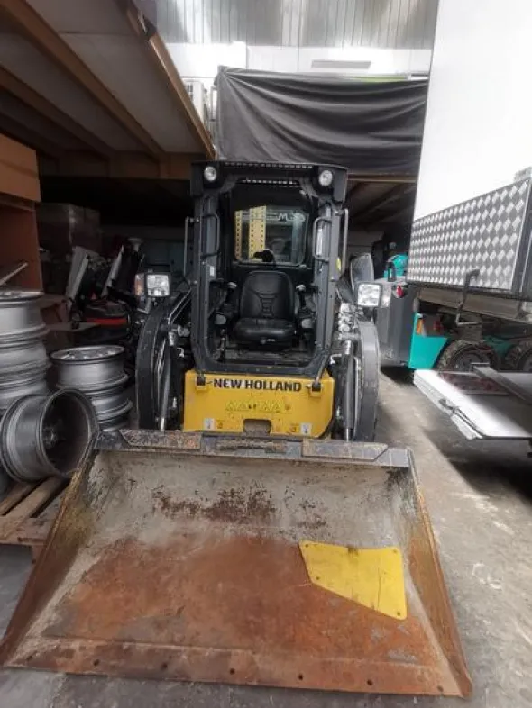 1#4531 MINIPALA COMPATTA NEW HOLLAND L213