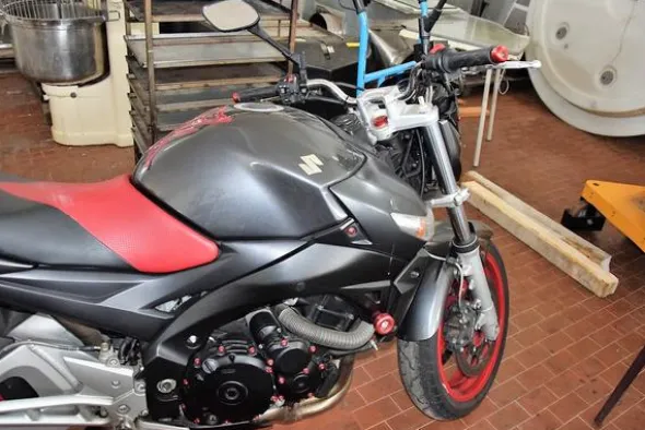 2#4160 Motociclo Suzuki 600