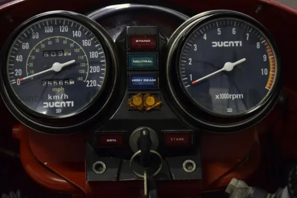 4#9982 Moto Ducati MHR 900 - CONSERV