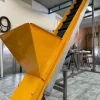 Nastro elevatore con tramoggia
