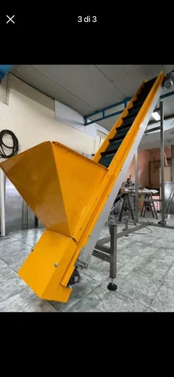 Nastro elevatore con tramoggia