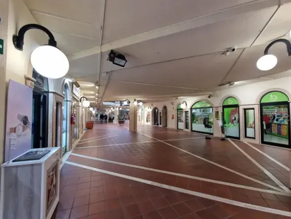 #26266 Negozi a reddito in centro commerciale con impianto fotovoltaico
