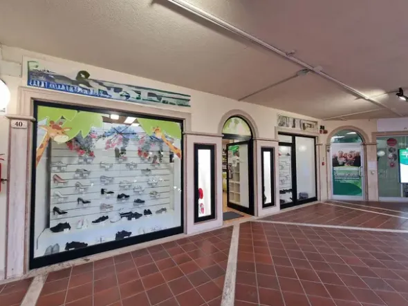 #26266 Negozi a reddito in centro commerciale con impianto fotovoltaico