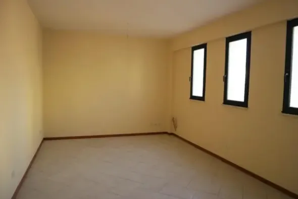 #14757 Negozi e uffici in edificio polifunzionale