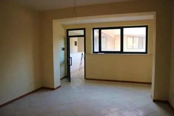 #14757 Negozi e uffici in edificio polifunzionale