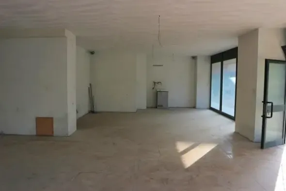 #14757 Negozi e uffici in edificio polifunzionale