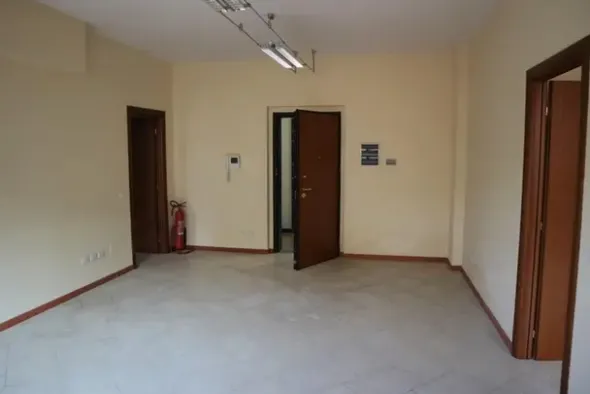 #14757 Negozi e uffici in edificio polifunzionale