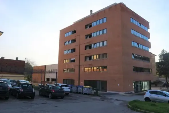 #14757 Negozi e uffici in edificio polifunzionale