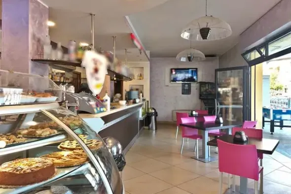 #18500 Negozio adibito a bar con corte esclusiva