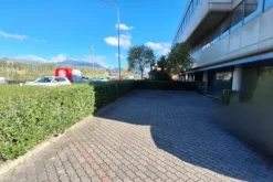 #24707 Negozio al piano terra con magazzino e posti auto di proprietà