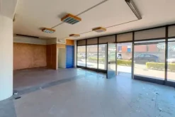 #24707 Negozio al piano terra con magazzino e posti auto di proprietà