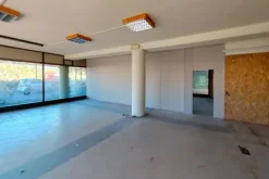 #24707 Negozio al piano terra con magazzino e posti auto di proprietà