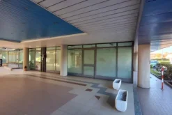 #24707 Negozio al piano terra con magazzino e posti auto di proprietà
