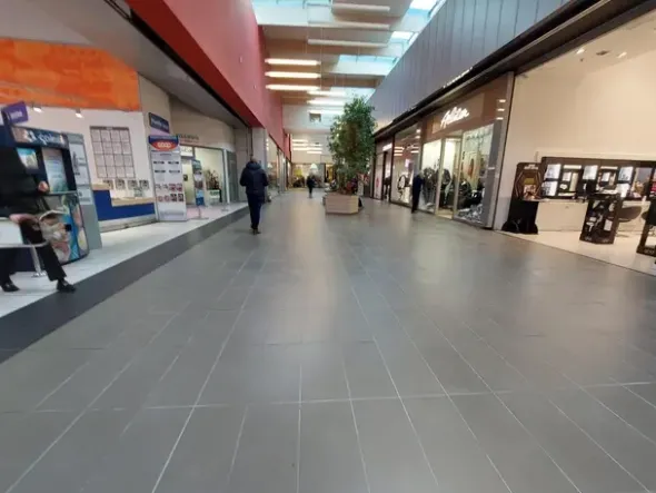 #25530 Negozio a reddito di articoli sportivi in centro commerciale Gotico